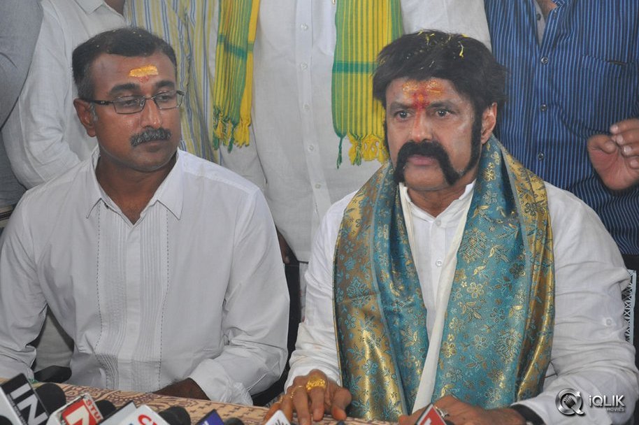 Gautamiputra-Satakarni-Team-at-Karimnagar